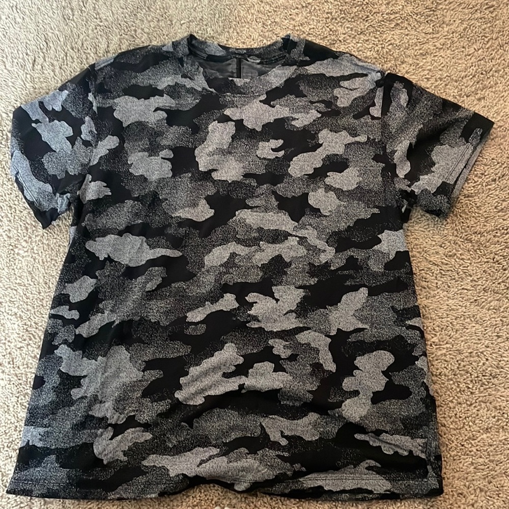 Men’s Lululemon shirt